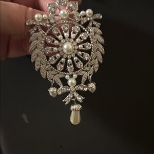 Vintage Elegant Silver Tone & Faux Pearl Brooch Christmas Holiday Party Wreath